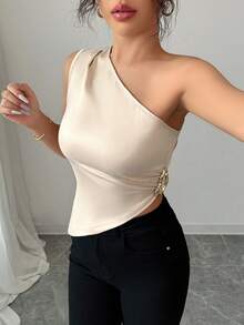 夏季时尚女式杏色性感露肩褶皱不对称下摆缎面衬衫，配金属饰边，适合优雅通勤、毕业派对、音乐节等场合。 - 淺杏色 - 查看 1