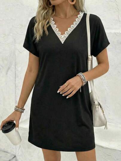 Đầm tay ngắn dáng rộng, phối ren, cổ chữ V, màu tương phản, cỡ lớn.