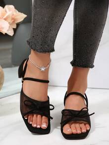 女士纯色蕾丝面料西部风蝴蝶结性感高跟凉鞋，适合派对、婚礼、情人节等场合，优雅时尚，必备单品。采用TPR鞋底，穿着舒适。可搭配连衣裙、牛仔裤，适合派对、办公等各种场合，提升女性魅力。 - 黑色 - 查看 4