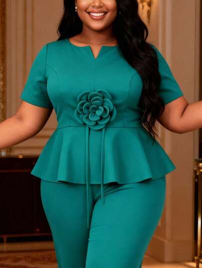 Blusa verde lago con volantes y acento de flor 3D en escote en V para mujer talla grande, para ocasiones casuales y de oficina