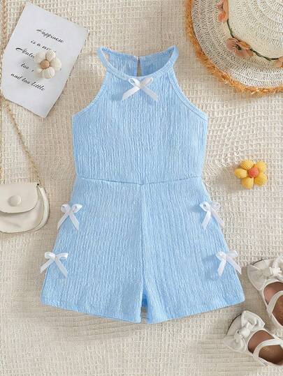 女童时尚可爱连体衣，浅蓝色针织提花竖条纹面料，饰有3D蝴蝶结，搭配无袖吊带背心和短裤，适合春夏穿着的休闲女童套装