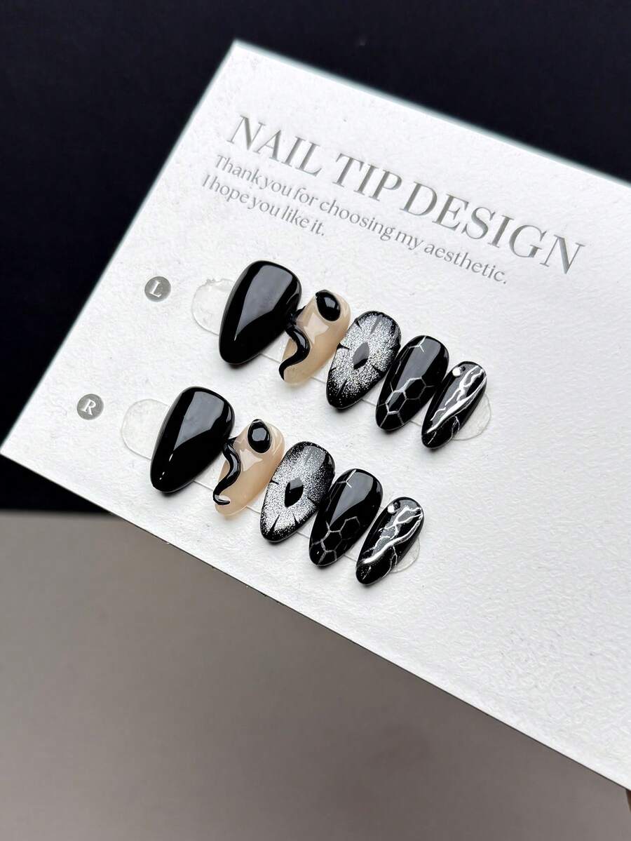 10片纯手工制作的按压式美甲贴片，短杏仁形甲型，风格深沉神秘。贴片上绘有手工绘制的黑色恶魔之眼，以及纯手工绘制的立体黑色盘绕蛇纹，并饰以蛇形图案和不对称线条设计。 - 彩色 - 查看 1