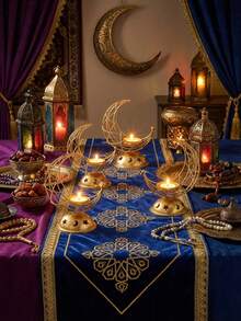 一套多层新月星空心金属烛台。这款烛台采用金属丝和金属底座制成，设计简约现代。其造型由交织的新月形框架和带有星月镂空图案的圆顶底座组成，并配有一个小巧的蜡烛托盘。 - 彩色 - 查看 9