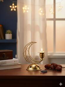 一套/件，层叠弧形星月金属烛台。这款烛台采用金属丝和金属底座制成，设计简约。其造型为新月形框架，由多个交织的弧线构成，搭配饰有星月镂空图案的圆顶底座和杯状烛托。 - 彩色 - 查看 7