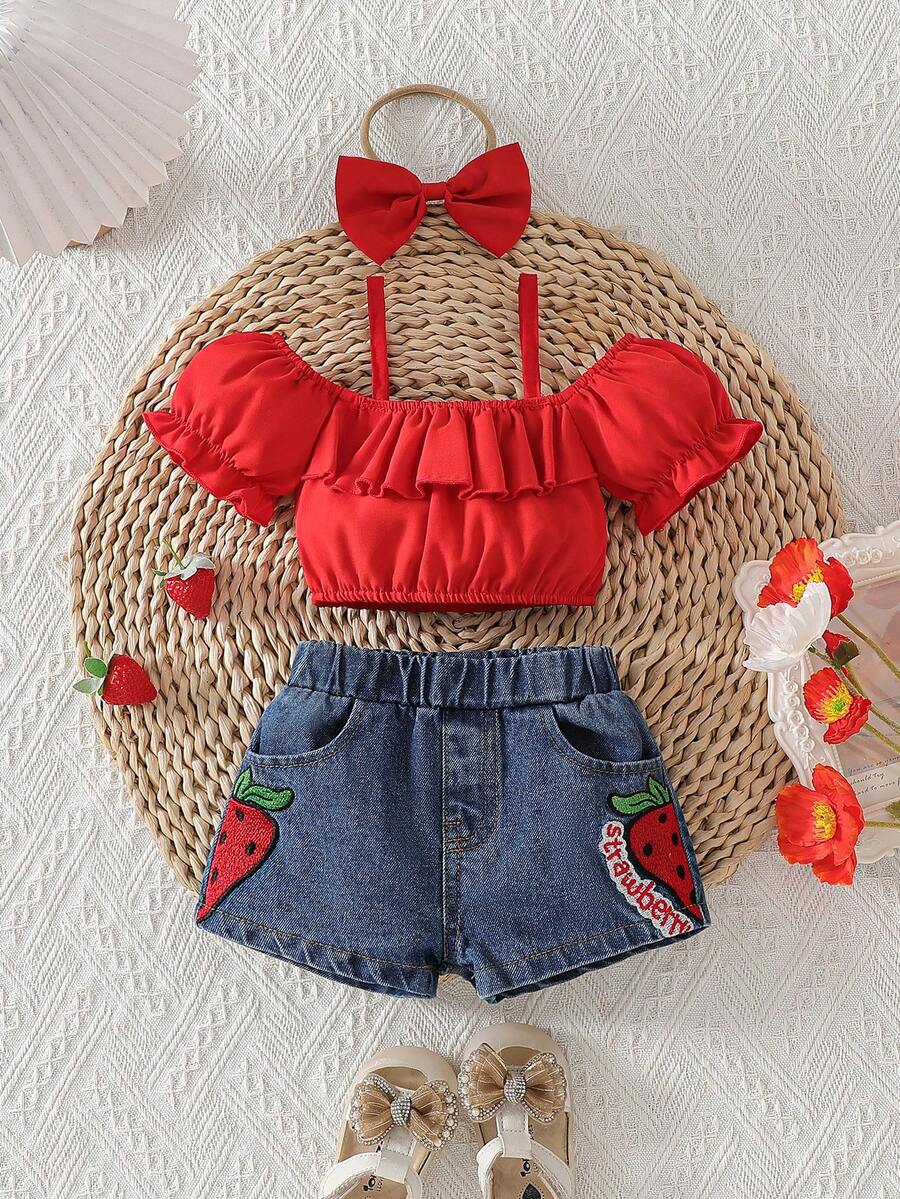 女婴时尚休闲可爱套装：露肩荷叶袖吊带背心 + 草莓印花牛仔短裤 + 蝴蝶结发带