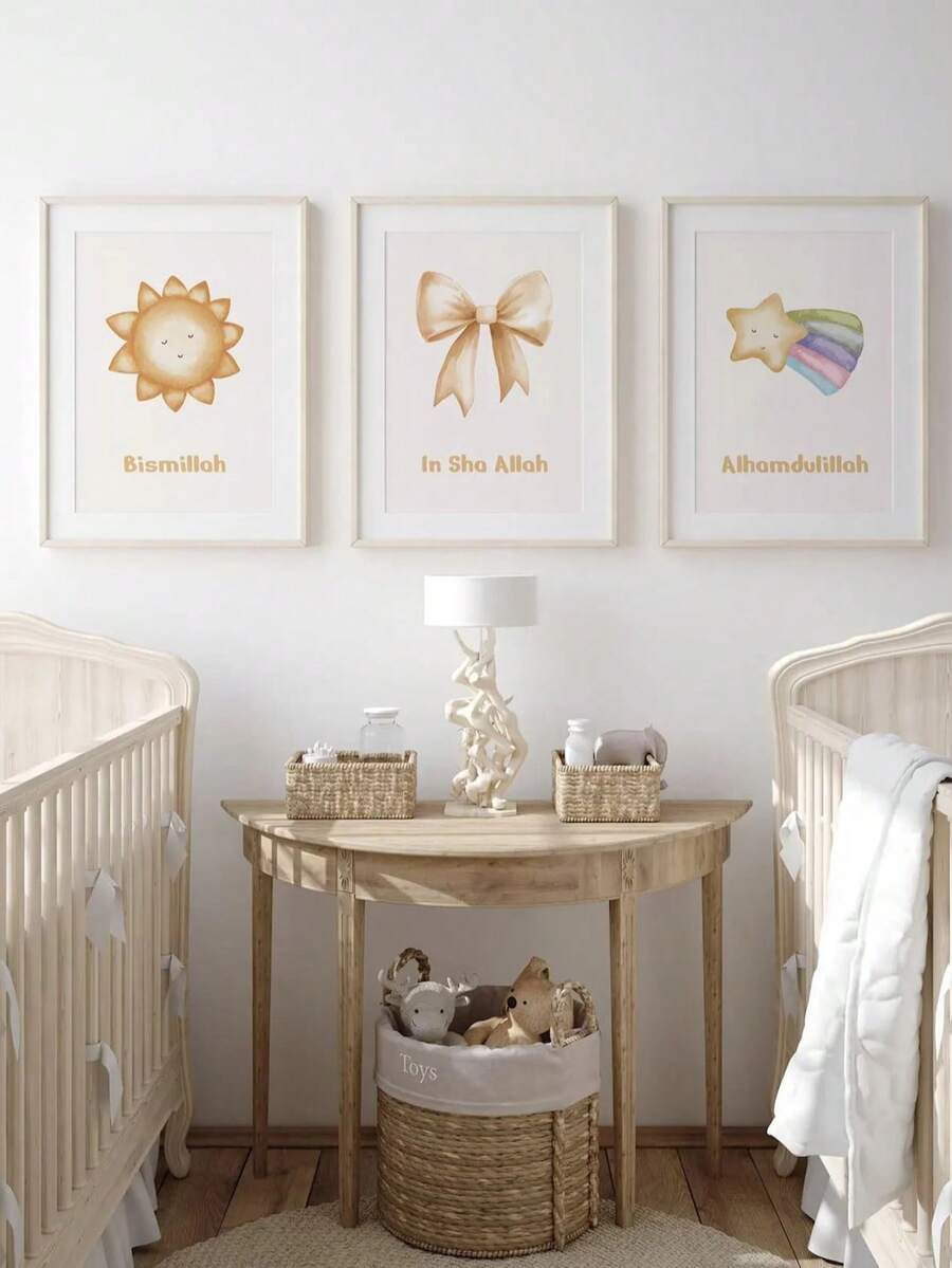 三件套柔和色调伊斯兰儿童艺术品：蝴蝶结墙饰、“奉至仁至慈的之名”海报和“一切赞颂归于”海报。优雅的伊斯兰风格装饰，开斋节礼物，儿童房装饰。 - 彩色 - 查看 1