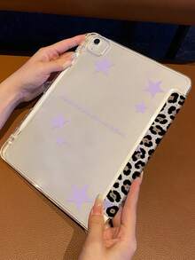 这款豹纹星空平板电脑保护套巧妙地将经典的豹纹元素与柔和的紫色星空点缀相结合，甜美中又不失个性，低调而不失格调。米白色底色则令整体外观更加清新亮丽。 - 彩色 - 查看 4