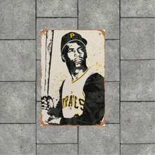 1 件复古金属锡牌 - 棒球传奇人物罗伯托·克莱门特 - 8 英寸 x 12 英寸无框墙饰，适合体育迷 - 金属材质，易于悬挂，是家居、酒吧、男士专属空间装饰的理想之选 - 彩色 - 查看 1