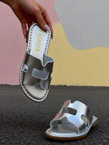 1 Pair Silver Hollow-Out Girls Shoes, Faux Leather Sandals, Non-Slip Flat One-Strap Hollow Design, Fashion Minimalist Style For Summer Outings And Home Wear, Popular Net Red Item, High Praise Rate, Fashionable Design, Soft Sole, No Foot Rubbing, Ideal Children Sandals Gift - Silver - View 4