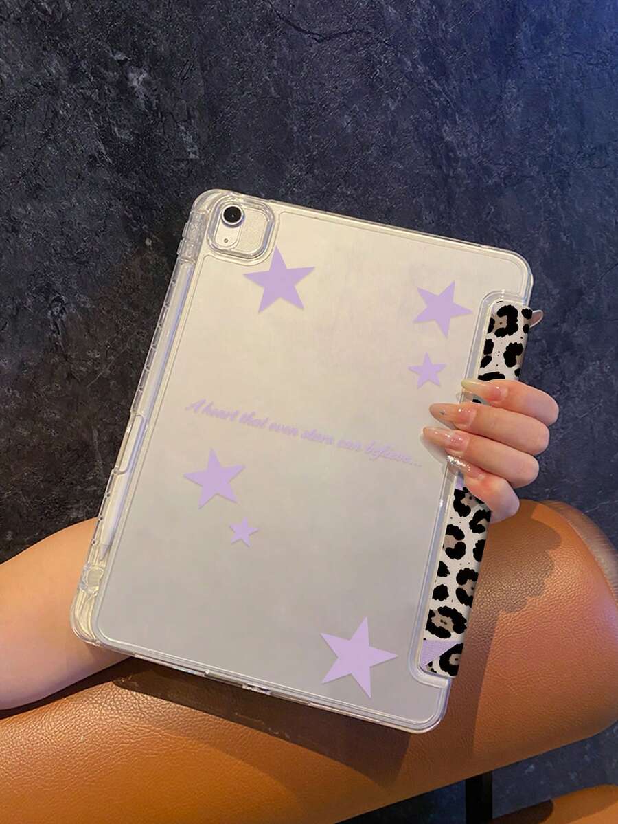 这款豹纹星空平板电脑保护套巧妙地将经典的豹纹元素与柔和的紫色星空点缀相结合，甜美中又不失个性，低调而不失格调。米白色底色则令整体外观更加清新亮丽。 - 彩色 - 查看 1
