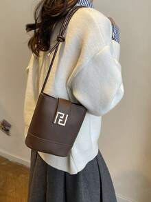 时尚新款纯色五金搭扣水桶形单肩包，皮革柔软顺滑，经典迷你女士斜挎包，适合购物、携带钱包、年轻女性、大学生、职场新人及白领人士。非常适合办公室、大学、工作、商务、通勤、户外活动、旅行和郊游等场合。