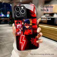 La funda de teléfono con espejo y diseño de coche clásico rojo también funciona como espejo y es compatible con  17,  16 Pro Max,  15 Pro Max,  13 y  12. Fabricada en TPU, ofrece protección contra golpes y caídas. Un regalo perfecto para amantes de los coches, familiares, amigos, ocasiones especiales y celebraciones. - Negro - Ver 1