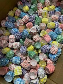 100个/200个/300个/500个/600个/1000个随机装迷你纸杯蛋糕衬垫，0.98英寸不粘烘焙杯，展开尺寸6厘米，适用于家庭和专业烘焙店、派对甜点、节日纸杯蛋糕架、装饰烘焙工具 - 彩色 - 查看 4