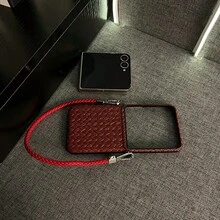 Funda de teléfono de color vino tinto con patrón tejido minimalista y correa de cuero trenzada, compatible con Samsung Galaxy ZFlip7, ZFlip6, ZFlip 5, cubierta trasera resistente a golpes - Burdeos - Ver 10