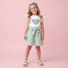 适合春夏的甜美少女套装，心形印花荷叶袖白色上衣搭配纯色短裤，两件套儿童夏季时尚休闲装