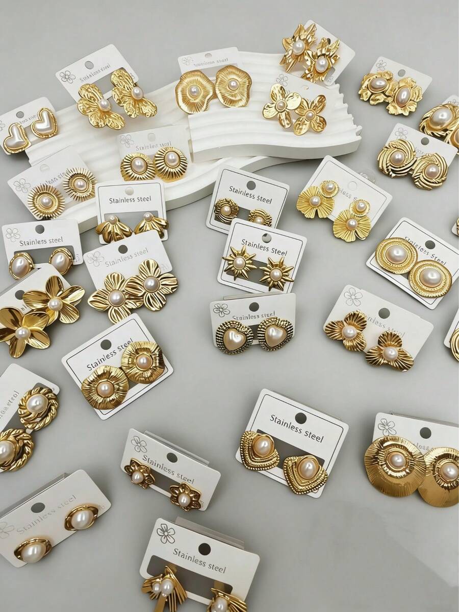 24对不锈钢珍珠耳环，款式多样，包括几何形状、花卉图案、心形以及不对称多元素珍珠设计。它们是理想的时尚首饰和婚礼新娘耳环。这些优雅的耳环也适合日常佩戴，是绝佳的情人节礼物。（随机发货） - 彩色 - 查看 1