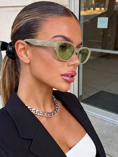 一副男女通用绿色猫眼造型时尚太阳镜，适合户外、海滩、旅行、夏季配饰、运动风格、驾驶、节日、电子音乐节、郊游、家庭旅行、高尔夫、徒步旅行、优雅着装、街头风格配饰、度假氛围、运动、派对、户外活动、街头风格、钓鱼等场合。