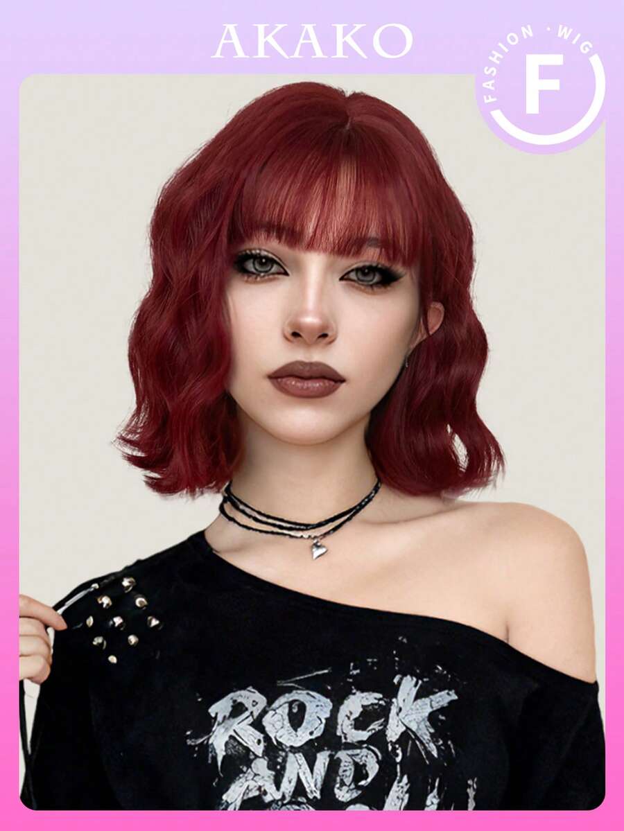AKAKO 这款女士短款波浪卷发红色假发，12英寸，带齐刘海，采用全机织柔软耐热合成纤维制成，色彩鲜艳，适合日常佩戴、节日、音乐节、角色扮演等场合，是派对配饰的理想之选，更可打造前卫的Y2K和哥特街头风格。 - 紅色 - 查看 1