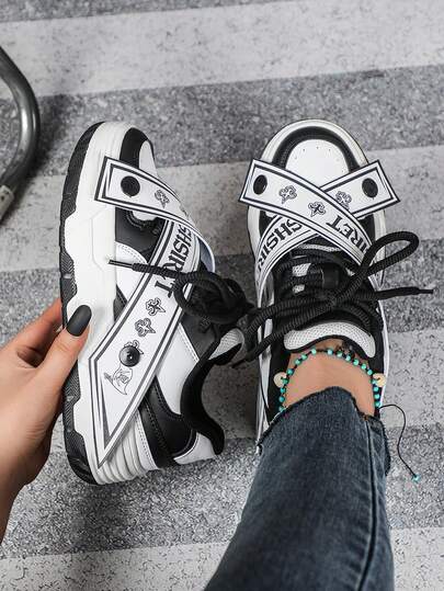 2026 Spring And Autumn New Multifunctional Lightweight Casual Fashion All-Match Flat Skateboard Shoes With Cushioned Soles, Personalized Printed Trim Design In Campus Style For Students, Versatile Black And White Color-Block, Low-Top, Multifunctional, Perfect For Valentine's Day Gifts, Holiday Trips, European And American Vacation Season Women's Shoes, Chunky Sneakers