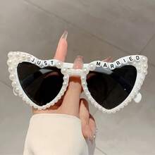 1副女士心形时尚眼镜，饰以人造珍珠，纯色新娘风格眼镜，印有“BRIDE TO BE”字样，装饰性婚礼纪念礼品眼镜