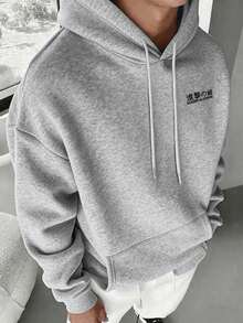 男士休闲时尚街头风动漫人物标语印花袋鼠口袋抽绳连帽衫，适合日常通勤、秋冬季穿着 - 灰色 - 查看 2