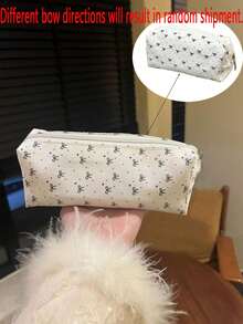 一款简约的黑色铅笔盒，饰以白色蝴蝶结，适合携带、存放和整理办公账单、学生作业，或用作夹子。它既是可爱的女生学生化妆包，又是大容量文具收纳袋，同时也是一个带有蝴蝶结装饰的铅笔盒，是返校季的完美之选。 - 彩色 - 查看 12