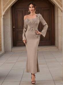 奢华阿拉伯风格长款针织连衣裙，采用不对称领口和优雅喇叭袖设计。 - 淺卡其色 - 查看 9