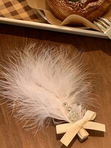 女士优雅白色羽毛蝴蝶结水晶鳄鱼夹发夹，适合日常佩戴，居家、学校、海滩、办公室、派对、节日、生日、返校、学院风、新年、情人节、母亲节、婚礼、音乐节、春夏秋冬等各种场合，是理想的头饰和发饰。 - 白色 - 查看 4