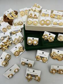 24对不锈钢珍珠耳环，款式多样，包括几何形状、花卉图案、心形以及不对称多元素珍珠设计。它们是理想的时尚首饰和婚礼新娘耳环。这些优雅的耳环也适合日常佩戴，是绝佳的情人节礼物。（随机发货） - 彩色 - 查看 3