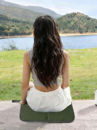 1个户外防水坐垫，隔热，可折叠便携设计，适合攀岩、徒步、露营，也可作为户外聚会的花园家具，配有攀岩登山扣。