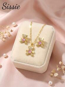 Bộ 2 món gồm mặt dây chuyền hình gấu bông trái tim màu hồng đính đá Cubic Zirconia đáng yêu và bông tai, thích hợp cho bé gái đeo đi dự tiệc và các buổi tiệc chiêu đãi, có thể làm quà sinh nhật hoặc đeo hàng ngày. - Nhiều màu - Xem 6