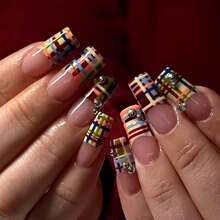 24片装中号方形亚克力美甲贴片套装，包含复古格子、撞色条纹、法式贴片、3D红蓝纽扣、3D瓢虫、复古苏格兰格纹图案。可卸除，可重复使用，适合日常佩戴、约会、派对、外出等场合。套装包含1瓶甲油胶和1把指甲锉。美甲用品 - 彩色 - 查看 8