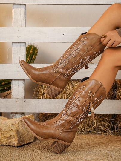 Women's Western Cowboy Boots Europe And The United States Wind New Western Characteristics Traditional Embroidery Pointed Ring Metal Chain Decoration Thick High-Heeled Boots Soles Non-Slip Wear-Resistant Not Tired Feet Suitable For Daily Festivals To Wear Ranch Culture Rodeo Parties And Street Fashion Wear.