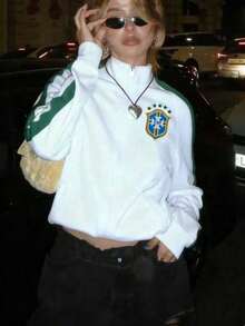 Áo hoodie dài tay kiểu Mỹ màu trắng - Cổ cao, sọc xanh trắng ở vai/tay áo, in logo CBF phía trước, dáng rộng, tay dài, phong cách INS, phù hợp cho những buổi đi chơi thường ngày, thời trang đường phố và cuộc sống về đêm ở thành phố - Mát mẻ, đa năng, thời trang và thoải mái cho mùa xuân - trắng - Xem 5