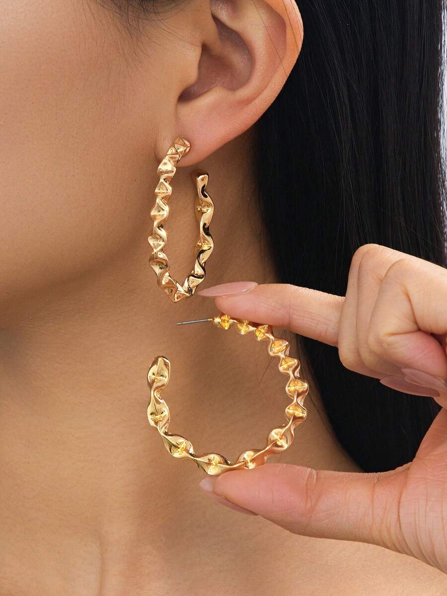 1 Pair Women's Retro Chic Twisted Geometric Design Gold Hoop Earrings - Yellow Gold - View 1