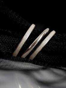 Bộ 3 chiếc vòng tay bằng thép không gỉ mạ vàng 18K mờ, kiểu dáng tối giản dành cho nữ, trang sức đơn giản có thể đeo chồng lên nhau, chống nước, thích hợp đeo hàng ngày. - Bộ nhẫn ba món - Xem 19