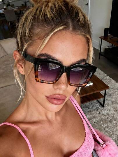 1副男女通用方形撞色极简太阳镜，女士休闲户外时尚配饰，适合夏季、秋冬季服装配饰、沙滩配饰、复古高端眼镜、商务休闲礼品，适合日常佩戴、海滩、度假、散步、购物、驾驶、街头摄影、时尚杂志T台秀等场合。