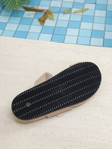 夏季新款舒适时尚人字拖，度假风沙滩拖鞋，一脚蹬平底凉鞋