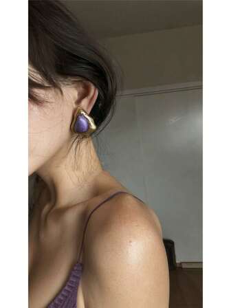 夸张的中国熔岩不规则三角形耳钉，紫色