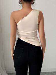 夏季时尚女式杏色性感露肩褶皱不对称下摆缎面衬衫，配金属饰边，适合优雅通勤、毕业派对、音乐节等场合。 - 淺杏色 - 查看 3