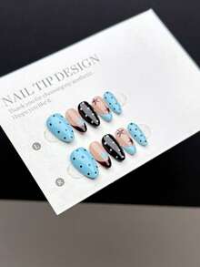10片纯手工制作的可佩戴美甲贴片，短款杏仁形，按压式设计，时尚简约。套装包含手绘蓝黑波点美甲贴片、黑红蓝法式美甲贴片以及手绘五角星图案美甲贴片。这些高端美甲贴片适合女性和女孩日常佩戴，套装内含美甲用品。 - 彩色 - 查看 2