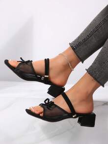 女士纯色蕾丝面料西部风蝴蝶结性感高跟凉鞋，适合派对、婚礼、情人节等场合，优雅时尚，必备单品。采用TPR鞋底，穿着舒适。可搭配连衣裙、牛仔裤，适合派对、办公等各种场合，提升女性魅力。 - 黑色 - 查看 2