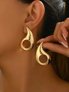 1对简约水滴镂空耳钉，独特百搭，适合日常佩戴