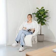 KOMHTOM Outdoor Makramee Schaukelsessel mit Sitz- und Rückenpolster aus PP-Baumwolle, Hängemattenstuhl mit stabiler Kette und Karabinern, für Zuhause Schlafzimmer Terrasse Deck Garten Innenraum Ins Stil gefranster Hängestuhl. Hängematte bis zu 150 kg, beige