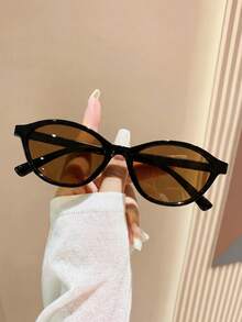 一副男女通用棕色椭圆形小框太阳镜，用途广泛，适合外出、旅行、夏季配饰、运动风、驾驶、音乐节、海滩、电子音乐节、度假、家庭出游、高尔夫、徒步旅行、优雅装扮、街头风配饰，营造度假氛围。 - 黑茶 - 查看 2
