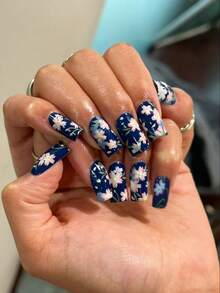 24片装中国风花卉亚克力短款美甲贴片套装，包含：1片果冻胶和1把指甲锉。花卉美甲和夏季美甲设计，让您的指尖闪耀动人，适合女性和女孩日常工作和派对佩戴。美甲用品 - 彩色 - 查看 2