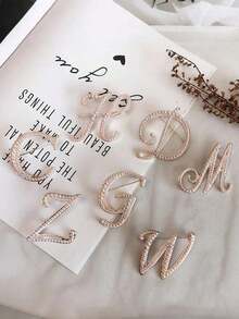 1pc Minimalist Elegant Pearl Letter Brooch, Complete Set Of 26 English Letters, Suitable Accessorizing Sweaters, Coats, Suits In Autumn/Winter, Can Decorate Shirt Collars, Bags, Scarves, Hats, Hair Accessories, Suitable Office, Dates, Parties And More, Compact And Versatile. - 彩色 - 查看 6