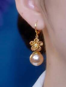 1 paire de boucles d'oreilles élégantes avec fleur en zircone et perle couleur champagne. Boucles d'oreilles polyvalentes pour tenue de soirée, convient aux femmes - Champagne - Voir 4