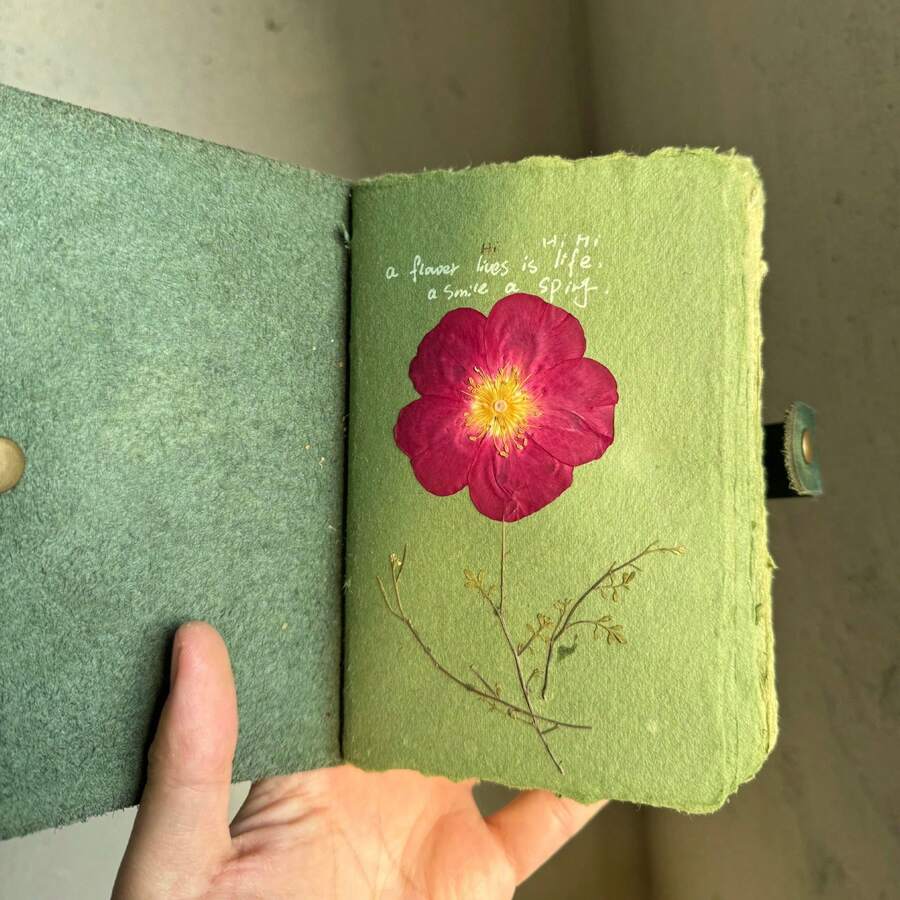 INS风格复古森林手工东巴纸日记本，植物装饰DIY笔记本，无植物空白页，适合学生练习、办公记录和旅行日记，完美礼物和独特纪念品 | 复古手工日记本，东巴纸笔记本，DIY植物装饰日记本，旅行日记礼物 - 綠色 - 查看 1