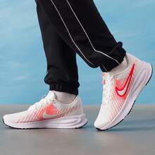 Nike 男子RUN DEFY日常運動訓練健身戶外跑步鞋 - 米色/粉紅色 - 查看 4